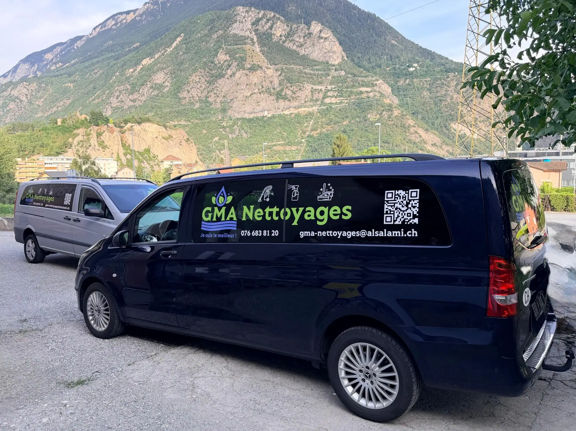 Véhicule GMA Nettoyages dans un paysage valaisan.